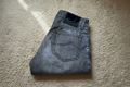 Jacob Cohen Jeans - Brett med teppebakgrunn